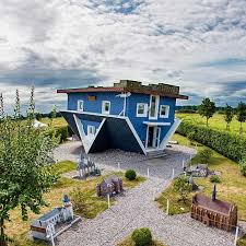 das erste auf dem kopf stehende haus deutschlands erleben sie die gewohnte welt mal anders herum entdecken sie ein haus v haus steht kopf haus einfaches haus