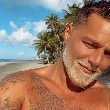 At the time we noted that he was set to record a new music video. Ganzer Unterschenkel Ricky Martin Prasentiert Neues Tattoo Promiflash De
