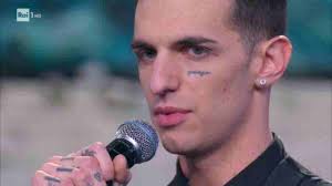 Un mix perfetto tra classico e attuale. Achille Lauro Da Fazio Seduto Vicino A Orietta Berti Lei Sorprende Tutti