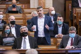 Jakab péter a parlament egyik fő botránypolitikusa, minden egyes felszólalása során igyekezett olyan alakítást nyújtani, amivel garantáltan bekerülhet az esti hírekbe. Ungarischer Oppositionspolitiker Erhielt Rekordstrafe Im Parlament