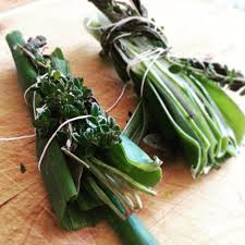Les Aromates Ca Donne De La Vie A Un Plat Ce N Est Pas Pour Rien Que Souvent La Base D Un Plat Est Un Bouqu Herbes Aromatiques Epices Et Herbes Aide Culinaire