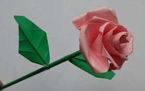 Rose Aus Papier Falten Blumen Basteln Anleitung Ganz Einfach Und Schnell Konnen Sie Auch Solche W Rosen Aus Papier Papier Falten Blume Papierrosen Basteln