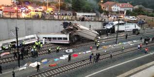 Metro de santiago es el primer metro del mundo en tener una matriz energética compuesta principalmente por energías renovables no convencionales (ernc) un 42% de la energía utilizada por metro proviene de la energía. Tragedia En Santiago Al Menos 79 Muertos Al Descarrilar El Tren Procedente De Madrid Espana Exterior