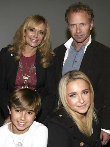 Los pap&aacute;s de Hayden Panettiere, Lesley Vogel y Skip Panettiere, enfrentan  ahora la p&eacute;rdida de sus dos hijos. En febrero de 2023, su hijo menor, el  actor Jansen Panettiere, muri&oacute; repentinamente a