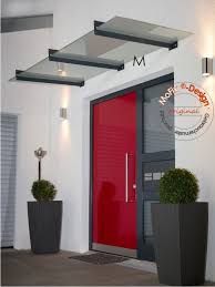 Ein Schlichtes Edelstahl Vordach Im Klassischen Bauhaus Stil Die Eindeckung Besteht Aus Ver Marquesinas De Casas Entrada De Casas Modernas Techos Para Puertas