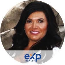 Elisa Shelton's Instagram, Twitter & Facebook