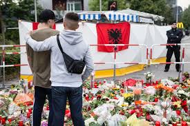 Mehrere tausend menschen haben am sonntagabend in münchen der opfer des amoklaufs gedacht. Erinnerung An Die Opfer Mk Online