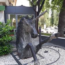 A vár előtti kis dózsa györgy teret köti össze az eszterházy térrel, ahol az eszterházy károly egyetem líceuma és a bazilika is áll. Unikornis Szobor Kepek Leiras Velemenyek Szallas Hu Programok