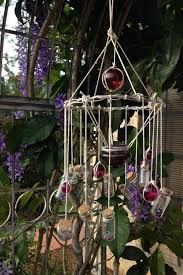 Durch Windspiel Garten Kommt Der Magische Garten Ganz Nahe Windspiele Garten Diy Windspiele Windspiele