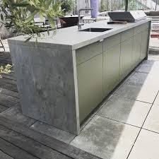 Diese Outdoor Kuche Mit Hochwertiger Keramik Arbeitsplatte In Betonoptik Ist Modern Zeitlos Kuche Loft Kuche Beton Outdoor Kuche