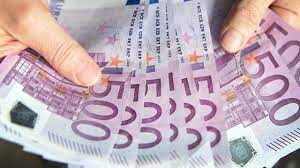 Titularii bancnotelor existente de 500 de euro pot fi siguri că banii rămași vor rămâne în circulație normală, operatorii de schimb valutar și alți bancnota de 500 de euro este una dintre primele cinci bancnote de cea mai mare valoare din lume, dar a câștigat o reputație negativă, fiind o bancnotă. Bancnota De 500 De Euro RÄƒmane In Circuit È™i Va Putea Fi SchimbatÄƒ In Continuare La