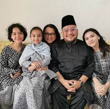 Throwback #errafazira #afdlinshauki erra dan afdlin ni pernah digandingkan sebagai hero dan heroin dalam filem soal hati. Ikut Jejak Bapa Jadi Anak Seni Ini Wajah Cantik Mia Sara Anak Gadis Afdlin Shauki Nona