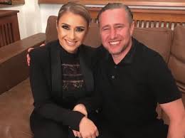 Nu a fost inspirat, a comentat ilie dumitrescu despre alegrea de tinuta a lui laurentiu reghecampf la iesirea alaturi de sotie si adrian mutu la celebrul restaurant al lui salt bae din dubai. Anamaria Prodan Si LaurenÅ£iu Reghecampf Au Dat Petrecere Mare La 15 Ani De La CÄƒsÄƒtorie Sexy