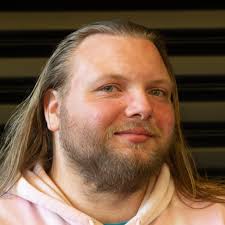 Næste mand på scenen vi gerne vil introducere jer til er: John Andreasen  🕺🏻 John er 30 år og har taget den lange vej fra Silkeborg for at være med  i Bogense