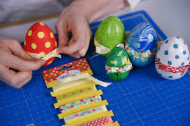 Alors cet oeuf décoratif à suspendre ou à accrocher au mur en guise de petit cadre est fait pour vous! 4 Techniques Faciles Pour Decorer Des Oeufs De Paques Avec Ses Enfants Femme Actuelle Le Mag