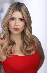 Diana Morris's Instagram, Twitter & Facebook