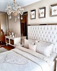 Pin Von Noor Arfa Auf Master Bedrooms Decor In 2020 Wohnzimmer Einrichten Kronleuchter Schlafzimmer Wohnzimmeruhren