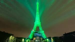 The beacon, sending out two light beams with a reach of 80 kilometres, is composed of 4 marine motorised projectors shining over paris. Toyota S Hydrogen Technology Lights Up The Eiffel Tower With Green Green Racing News