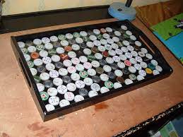 plateau avec des capsules de canette de biere meumeu life canette de biere capsule de biere capsules de bouteilles de biere