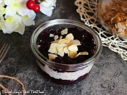 椰奶奇亞籽隔夜燕麥杯vegan coconut overnight oats 一般隔夜燕麥粥用牛奶或杏仁奶 這個食譜用椰奶 楓糖漿比例非常低 吃起來微甜 可以再適量添加 椰奶加上淡淡肉桂與小荳蔻結合成的滋味 再加上藍莓果醬的酸甜 desserts food acai bowl
