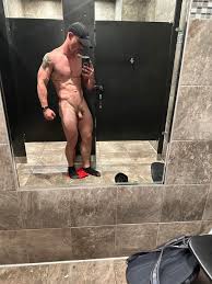 ¿A quién le gustan los culos musculosos y con polla pequeña?