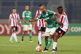Luiz adriano (palmeiras) sofre uma falta na lateral esquerda. Fotos Confira Imagens Da Goleada Do Palmeiras Sobre O River Uru Lance