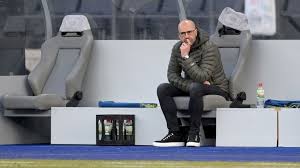 The greatest training group probably is the lav asics tuebingen in southern germany trained by isabelle bauman. Bayer 04 Leverkusen Trainer Peter Bosz Entlassen Fussball Sport Wdr