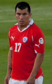 Gary medel is a defender and is 5'7 and weighs 156 pounds. Gary Medel Wikipedia
