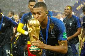 Fort d'une nouvelle exposition médiatique, le football féminin fait valoir des chiffres records depuis quelques saisons. Ligue 1 Les Champions Du Monde De La Ligue 1 Honores Le Trophee De La Coupe Du Monde En Tournee France Football