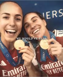 Mariona y Lia lift Champions League juntos