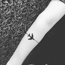 6 potret desain tato unik dapat menyala saat terkena sinar uv. 15 Tato Keren Yang Cuma Dimiliki Para Traveler Sejati