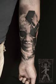 A neat sherlock holmes style top hat tattoo. Martiari Skullkid Neon Judas Tattoos Von Tattoo Bewertung De