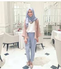 Style untuk wanita pendek gemuk berhijab, fashion untuk wanita gemuk berjilbab, celana kulot untuk wanita gemuk berhijab, pakaian yang 53+ gaya casual wanita gemuk berhijab, ide top! Fashion Wanita Berhijab Yang Akan Menambah Kepercayaan Dirimu