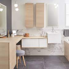 Agrandir une petite salle de bains grâce au carrelage mural. Donner Un Style Contemporain A Votre Salle De Bain Avec Un Carrelage Effet Marbre Blanc Leroy Merlin