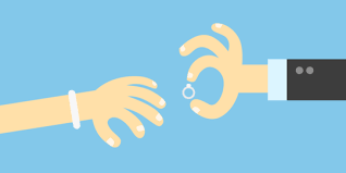 Pertunangan merupakan tradisi yang dilakukan dengan cara pasangan pria memberikan cincin sebagai ikatan pada pasangan perempuan. Alasan Pemakaian Cincin Kawin Di Tangan Kiri Menurut Berbagai Budaya Merdeka Com