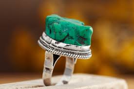 Op zoek naar een ring met edelstenen? Turkoois Ring Met Ruwe Edelsteen Liatelier
