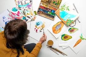 Ímagénes para dibujar con acuarelas : Foto E Imagen De Stock Sin Royalties De Vista Superior De La Mujer Pintura Con Acuarelas Pinturas Mientras Esta Rodeado De Dibujos A Color Y Utensilios De Dibujo