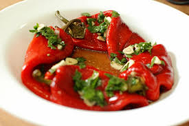 Salata de ardei copti este una dintre preferatele mele, o reteta extrem de simpla, care pastreaza savoarea si dulceata naturala a ardeilor. SalatÄƒ De Ardei CopÅ£i Cu Sos De Untdelemn ReÈ›ete De La Bunica