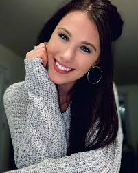 Alli Stevens's Instagram, Twitter & Facebook