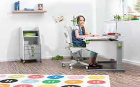 Einen eigenen schreibtisch zum malen und basteln, das wünschen sich schon die kleinsten der winner erklärt von moll. Kindermobel Von Moll In Hamburg Mitwachsende Schreibtische