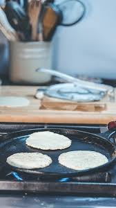 En juegos wapos estamos seguros de que muchos de vosotros ayudáis en la cocina, y es que en hacer tortillas aprenderás en pocos pasos que el ingrediente principal para cocinar este plato son los huevos bien. Tortillas De Maiz Caseras Malena Nutricion