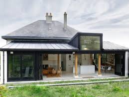 Une Extension En Rez De Jardin Qui S Ouvre Sur Neuf Metres De Long Extension Maison Agrandissement Maison Renovation Maison