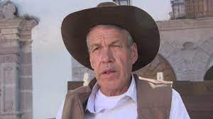 El Padre Pistolas” sigue dando misa y niega estar suspendido: "Mensos, no  saben ni derecho canónico" - El Heraldo de México