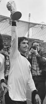 Le trophée de la réconciliation avec son sport préféré ? Datei Gerd Muller 1974 Jpg Wikipedia