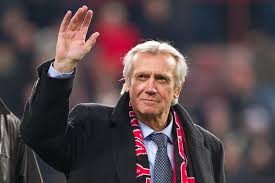 Bij het stadion leggen supporters bloemen bij het standbeeld van het clubicoon. Willy Van Der Kuijlen Alias Mister Psv Beste Spits Aller Tijden