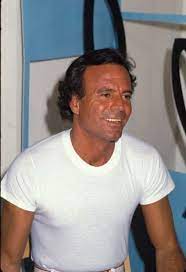 Foto de julio iglesias julio iglesias de joven julio iglesias regalándonos una sonrisa foto de julio iglesias en concierto julio iglesias cantando y encantando en la vejez temas relacionados. En Imagenes Recordamos Al Julio Iglesias Mas Joven Cuando Cumple 75 Anos