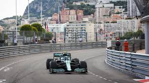 Sogar ferrari wollte mercedes helfen. Monaco Gp Mercedes Pilot Valtteri Botas Scheidet Aus Wegen Klemmenden Rad Beim Boxenstopp Eurosport