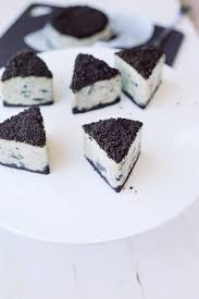 Oreo ostakakan á cheesecake factory var fyrirmyndin af þessari ostaköku, ég fann enga nógu góða uppskrift á netinu svo ég setti saman nokkrar sem mér leist vel á og fékk út þessa unaðslegu köku. Vegan Cheesecake Oreo