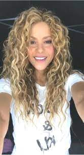 58 Chic Curly Hairstyles For Women 2019 Lockigefrisuren Chic Curly Curlyhairstyleslong Hairstyles Long Layered Curly Hair Permed Hairstyles Shakira Hair