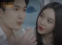 Trong hướng dương ngược nắng tập 64 (phần 2 tập 34), 2 mẹ con cami đi trung tâm thương mại mua đồ, tình cờ gặp minh cũng đến đó chọn quà để tặng bà bạch cúc. Jqnylfgh9u54zm